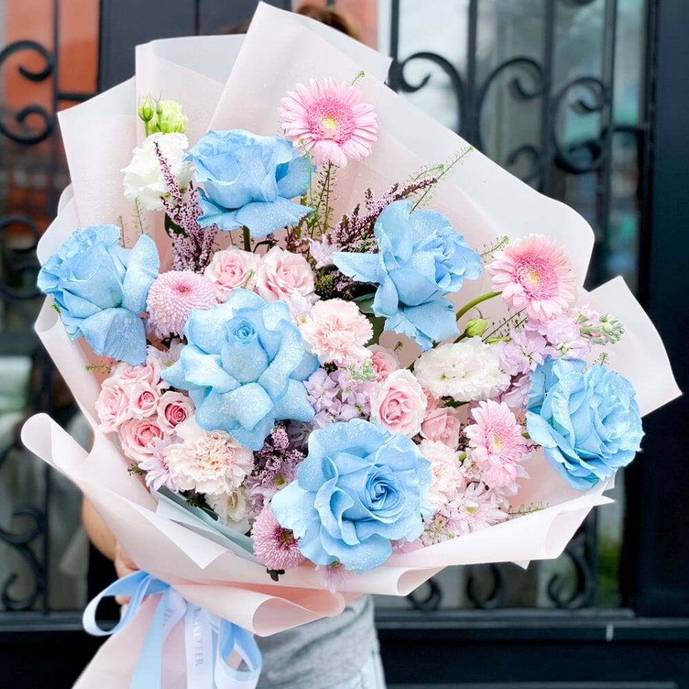 blue roses bouquet 